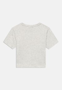 Γκρι κοντομάνικη μπλούζα από απαλό, ελαφρύ ύφασμα. Διαθέτει λαιμόκοψη τύπου crew και απλό σχέδιο με διακριτική υφή.