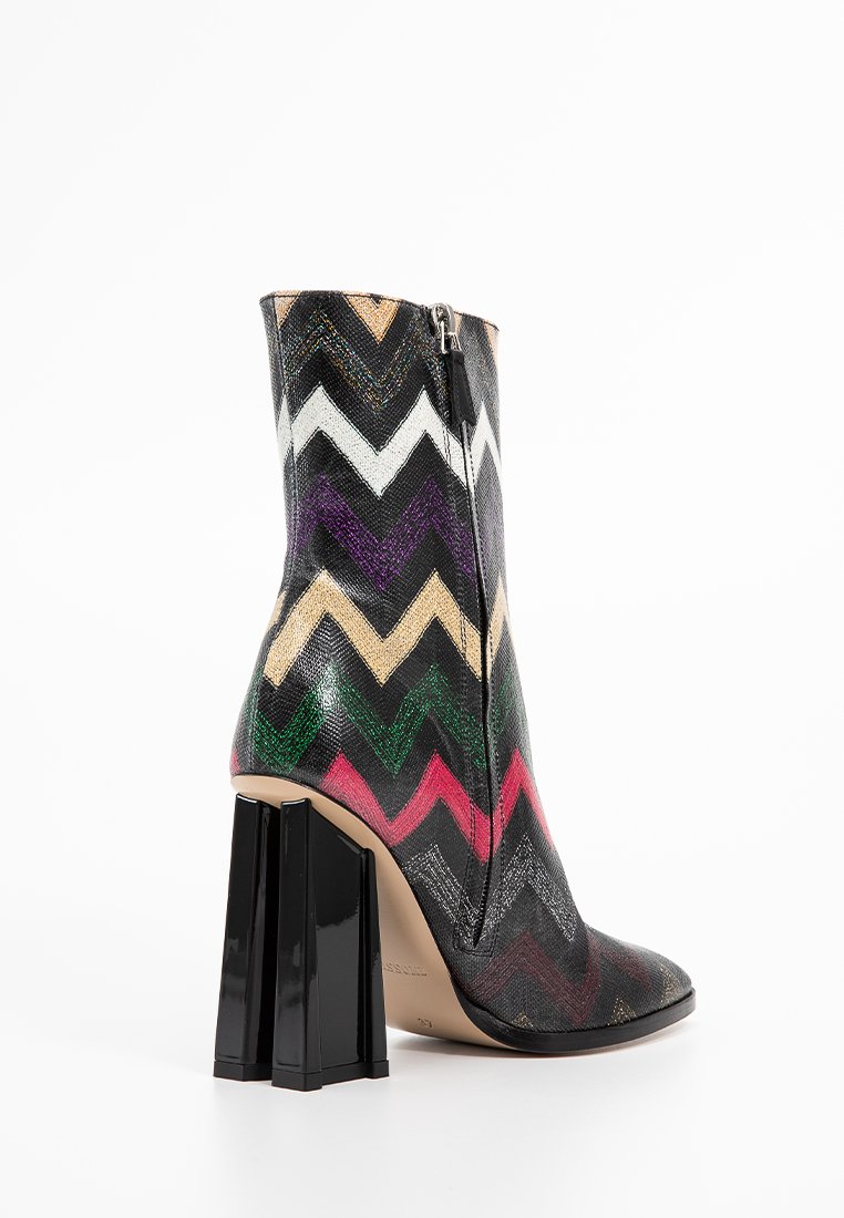 Bunte Zickzack-Muster-Ankle-Boots mit einem dramatischen schwarzen geometrischen Absatz. Hergestellt aus strukturiertem Material, das verschiedene lebendige Farben zeigt.