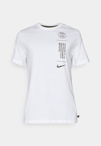 Biała bawełniana koszulka z okrągłym dekoltem, z czarnym logo Nike i grafiką tekstową "Paris" na przodzie. Krótkie rękawy i proste wykończenie.