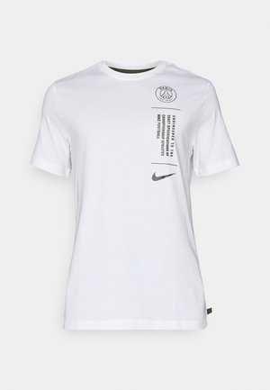 Camiseta de algodón blanca con cuello redondo, que presenta un logo negro de Nike y texto gráfico de París en la parte frontal. Manga corta y dobladillo recto.
