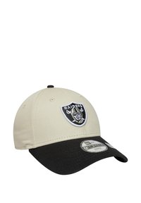 Cappellino beige chiaro con visiera nera, caratterizzato da un logo ricamato dei Raiders sulla parte anteriore. Realizzato in tessuto traspirante con cinturino regolabile.