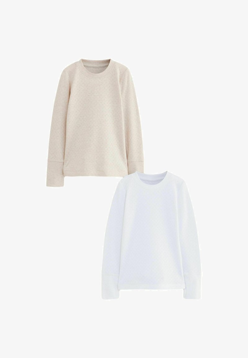 Zwei Langarm-Sweatshirts: eines in Beige mit einem strukturierten Muster, das andere in Weiß mit einem ähnlichen Muster. Beide verfügen über gerippte Rundhalsausschnitte und Bündchen.