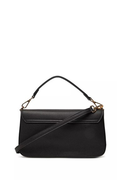 Borsa a mano in pelle nera con una texture a ciottoli, dotata di manico superiore e tracolla regolabile, patta di chiusura e accessori in tonalità oro.