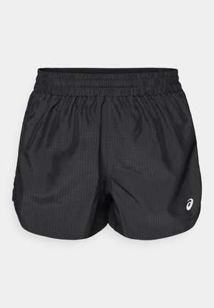 Čierne atletické šortky s elastickým pásom, s jemnou rebrovanou textúrou a bielym logom na dolnej ľavej strane.