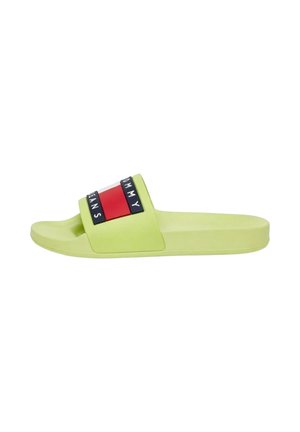 Sandalia lime green tipo slip-on con una correa ancha que presenta un bloque de logo de Tommy Jeans en rojo, blanco y negro en la parte superior.