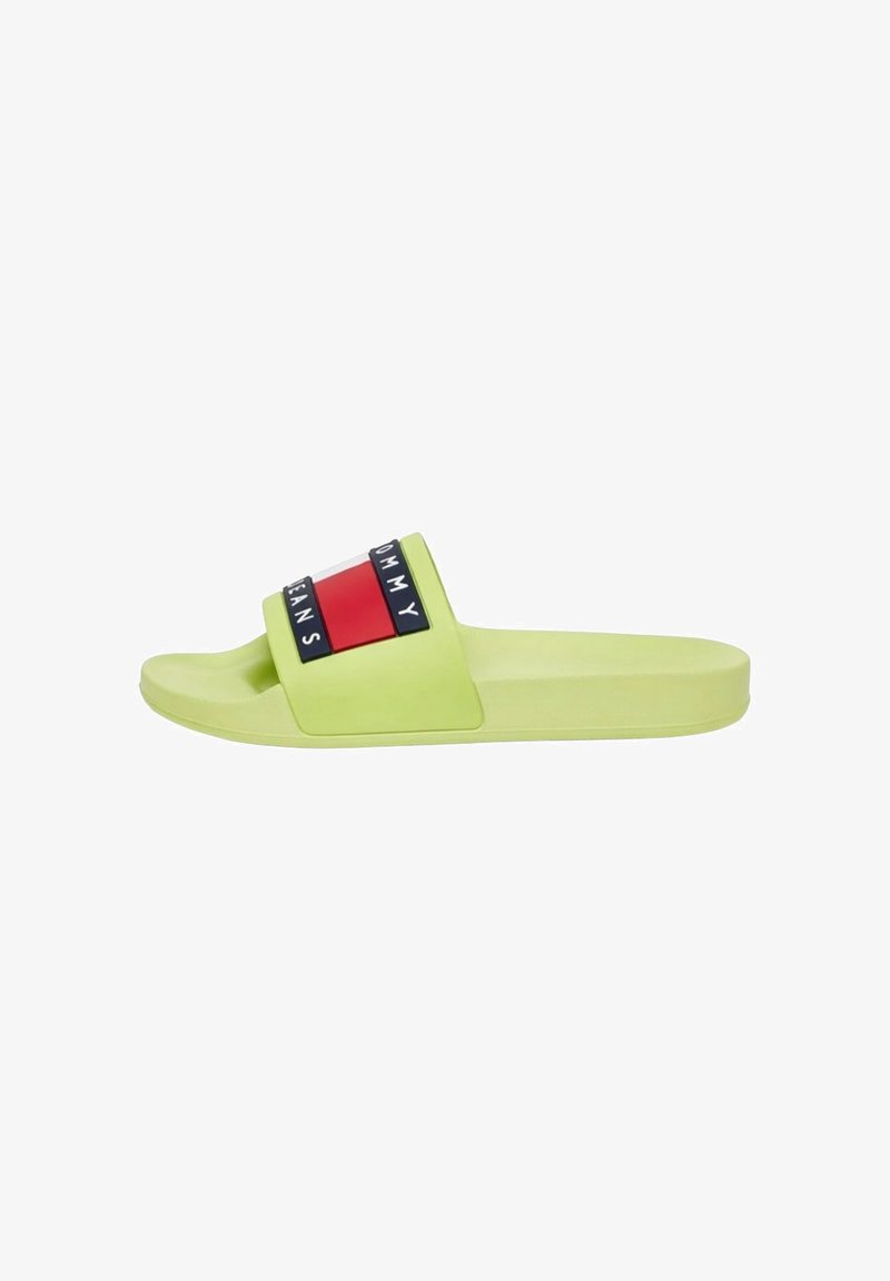 Sandalia lime green tipo slip-on con una correa ancha que presenta un bloque de logo de Tommy Jeans en rojo, blanco y negro en la parte superior.