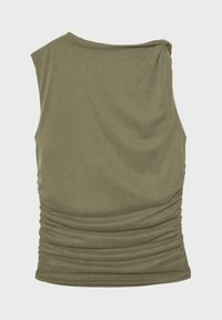 Top sans manches vert olive avec un décolleté asymétrique et un détail de tissu froncé à la taille, présenté sur un fond uni.