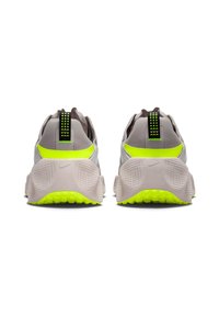 Αθλητικά παπούτσια ανοιχτού γκρι χρώματος με έντονες πράσινες λεπτομέρειες, υφασμένα πέλματα και υφασμένη πίσω πλευρά. Διαθέτουν μαύρη ετικέτα με τελείες για καλύτερη πρόσφυση.