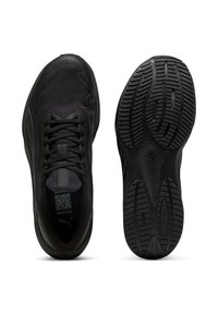 Schwarze Sportschuhe mit einer strukturierten Oberseite, runder Zehenpartie und Schnürdesign. Mit einer gemusterten Gummisohle, die Rillen für besseren Halt bietet.