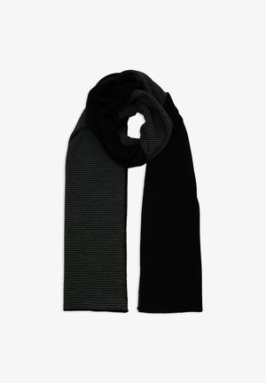 Schwarzer Schal, von dem eine Hälfte einfarbig schwarz und die andere Hälfte mit dünnen horizontalen Streifen in Schwarz und Grau versehen ist, locker auf einem weißen Hintergrund drapiert.