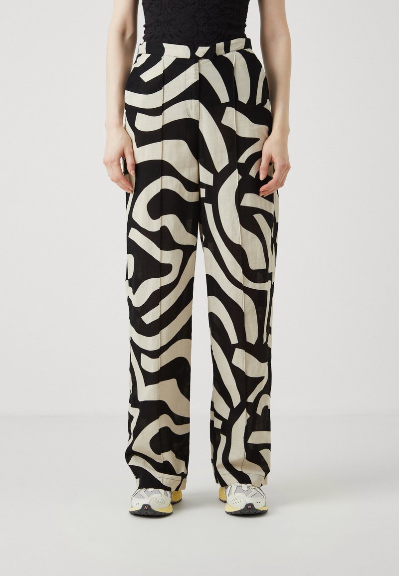 Vero Moda Tall VMAGNETE WIDE  - Bukse - black/sand dollar