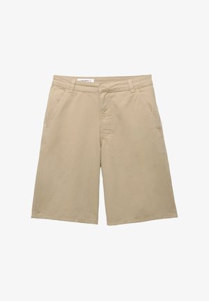 Beige kraťasy vyrobené z bavlny s plochým předním dílem, čtyřmi kapsami a přímým střihem. Obsahují prošité detaily poblíž kapes.