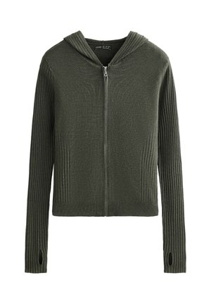 Temno zelena kapuca z rebrasto pletenim materialom, z zadrgo, dolgimi rokavi in luknjami za palce na manšetah, izdelana iz mehke tkanine.