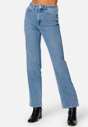 Jeans in denim bleu chiaro presentano un design a gamba dritta, vita alta e uno stile classico a cinque tasche. Il tessuto ha un aspetto leggermente testurizzato.