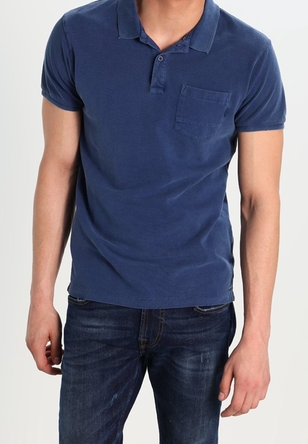 Marineblaues Poloshirt aus weicher Baumwolle mit einer drei-Knopf-Leiste, kurzen Ärmeln und einer aufgesetzten Tasche auf der linken Brust. Legere Passform.