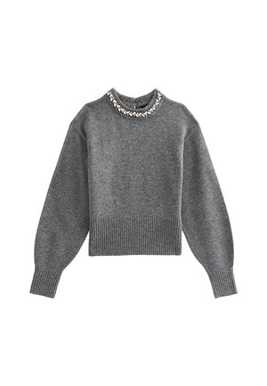Pull gris avec un col rond, ourlet et poignets côtelés, détail orné au niveau du cou et tissu doux et texturé.