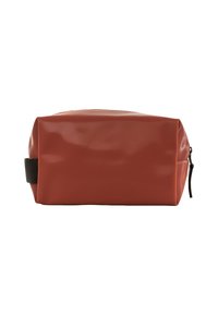 Bolsa rectangular con cremallera en plástico de color óxido brillante y con una correa negra en un lado. Textura suave, diseño compacto, adecuada para almacenamiento.