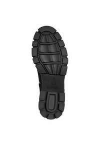 Suela de zapato de goma negra con surcos profundos y elementos texturizados. Presenta un talón redondeado y un patrón elevado para mayor agarre y durabilidad.