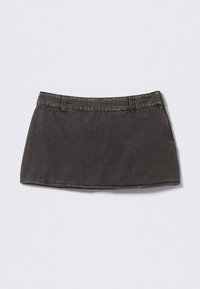 Zwarte denim mini-jurk met een slim fit, vijf haakjes voor een riem en een rafelige zoom. De stof heeft een zachte textuur en lichte beschadigingen.