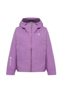 Jachetă impermeabilă violetă realizată din GORE-TEX. Are o glugă, fermoar frontal și un croi unic. Textură în mare parte netedă cu elemente ajustabile.