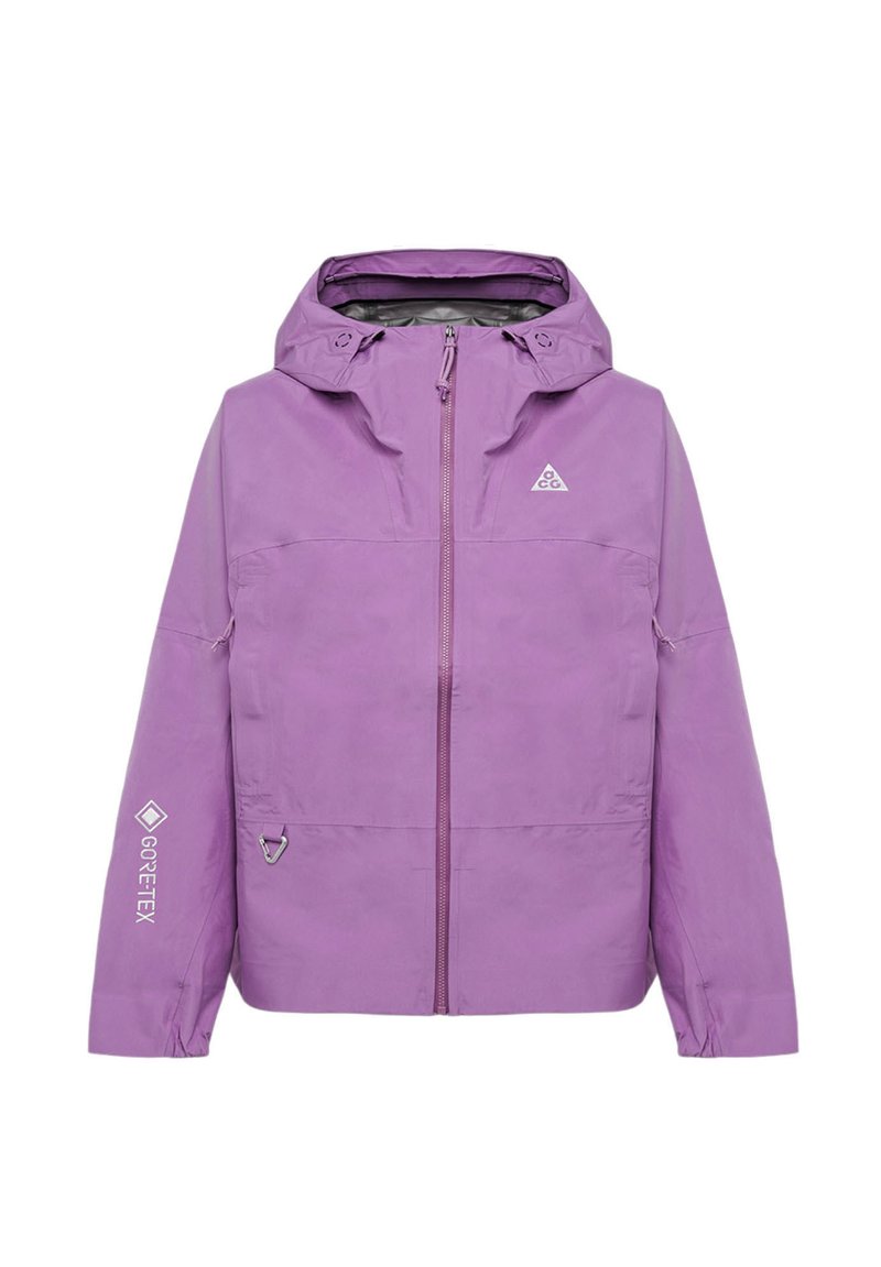 Jachetă impermeabilă violetă realizată din GORE-TEX. Are o glugă, fermoar frontal și un croi unic. Textură în mare parte netedă cu elemente ajustabile.