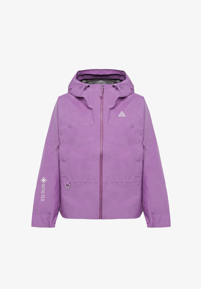 Jachetă impermeabilă violetă realizată din GORE-TEX. Are o glugă, fermoar frontal și un croi unic. Textură în mare parte netedă cu elemente ajustabile.