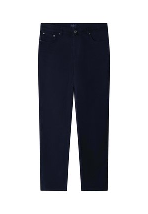 Pantaloni da uomo slim fit di colore blu scuro con chiusura frontale a bottone e zip, passanti per cintura e tasche laterali e posteriori, posati su uno sfondo bianco.