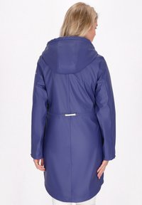 Lila vattentät jacka med huva, dragsko i midjan och långärm. Slät textur med en något glänsande yta.