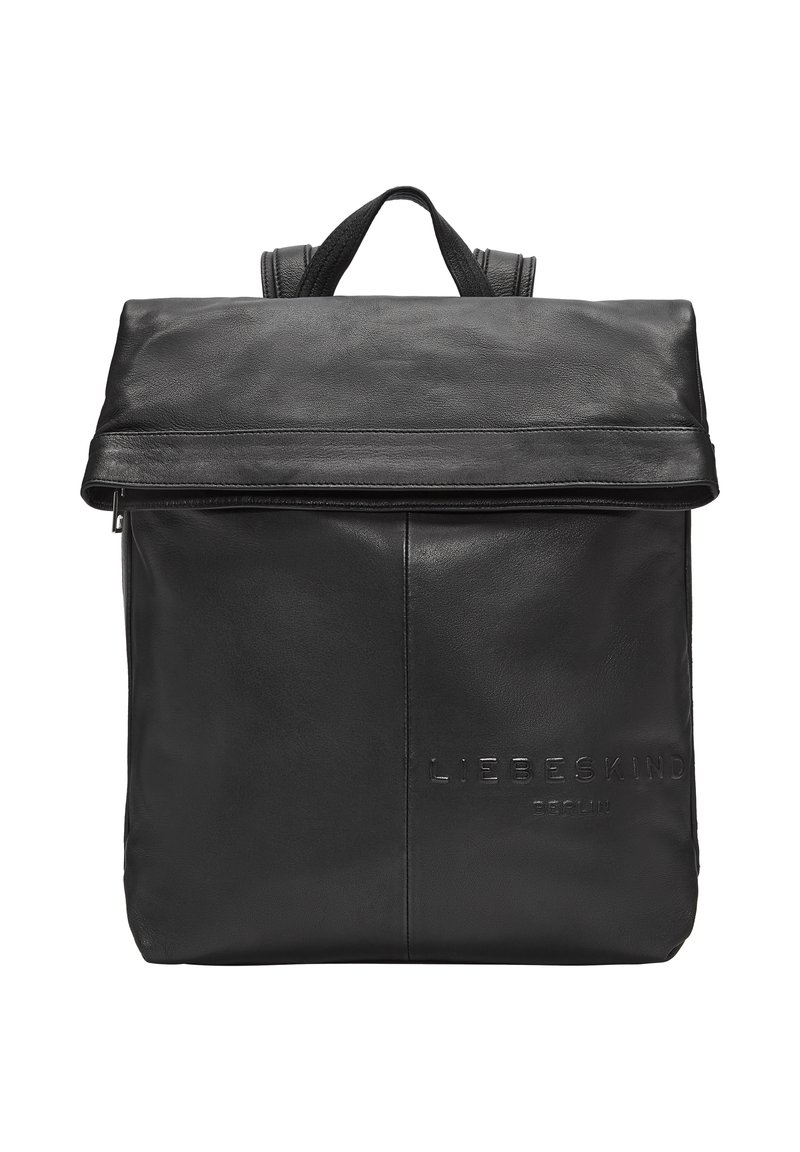Zaino in pelle nera con apertura a sportello, chiusura con zip, logo impresso sulla parte frontale e doppie cinghie per il trasporto.