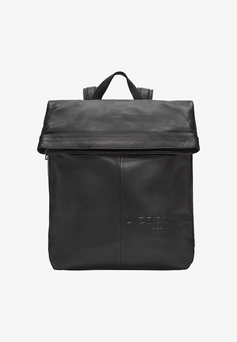 Czarna skórzana torba plecakowa z zakładaną górą, zamknięciem na zamek, wytłoczonym logo z przodu oraz podwójnymi szelkami do noszenia.