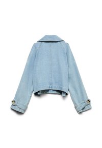 Lyseblå cropped denimjakke med vide ærmer og knapmanchetter, vist bagfra på en hvid baggrund.