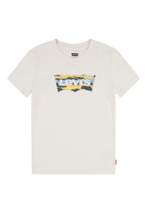 T-shirt blanc à manches courtes avec logo Levi's en impression paysage jaune, bleue et verte sur la poitrine. Aucune personne présente.