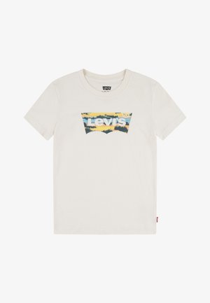 Biała koszulka z krótkim rękawem z logo Levi's w krajobrazowym nadruku w żółtym, niebieskim i zielonym kolorze na klatce piersiowej. Brak obecności osób.