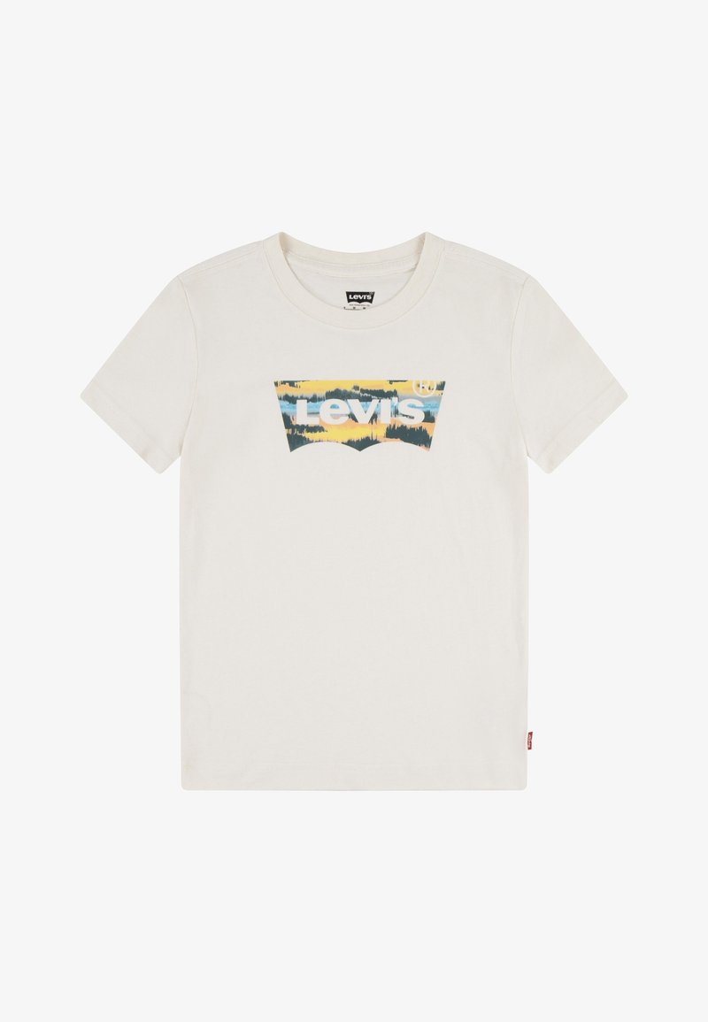 T-shirt blanc à manches courtes avec logo Levi's en impression paysage jaune, bleue et verte sur la poitrine. Aucune personne présente.