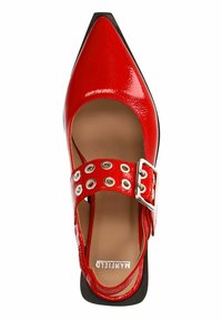Rote Lackleder-Schuhe mit spitzem Zehenbereich und offenes Design, ausgestattet mit einem breiten Riemen mit silbernen Ösen und einer seitlichen Schnalle, flache schwarze Sohle.