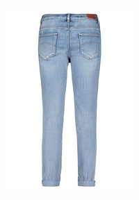 Jean en denim bleu clair avec une coupe slim, comportant deux poches arrière et des poignets retroussés à la cheville. Texture lisse avec un léger délavage.