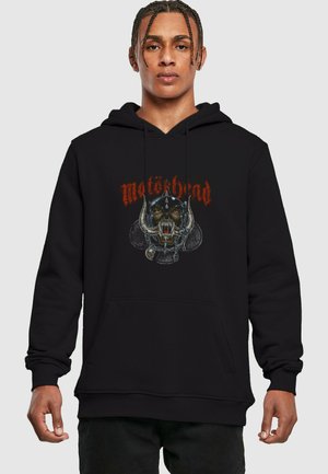 Svart hettegenser med grafikk av et hode i hjelm med horn og lenker, med "Motörhead" i rødt skrift ovenfor.