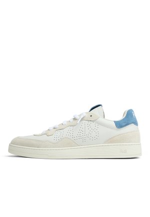 Basket blanche basse avec détails en daim beige, logo perforé sur le côté, lacets blancs et languette en tissu bleu au talon sur fond blanc.