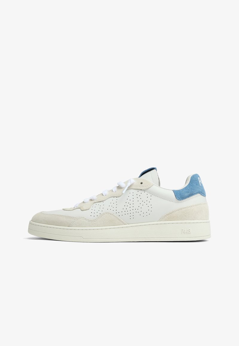 Basket blanche basse avec détails en daim beige, logo perforé sur le côté, lacets blancs et languette en tissu bleu au talon sur fond blanc.