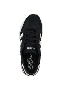 Crne atletske tenisice s gornjim dijelom od antilopa i mrežaste tkanine, bijele pruge i Cloudfoam Comfort uložak. Imaju zaobljen vrh i teksturiranu potplat.