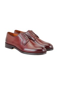 Chaussures habillées en cuir marron avec une finition brillante, bout rond et design à lacets à cinq œillets ; couture détaillée autour des bords.