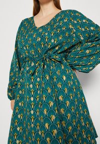 EVOKED VILA Vapaa-ajan mekko - green