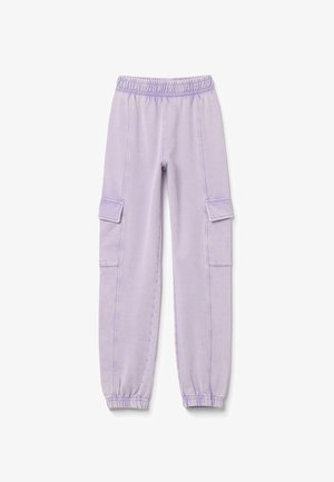 Paars cargobroek met een elastische tailleband, omslagranden en twee zijzakken. Gemaakt van zachte stof met zichtbare stiksels.