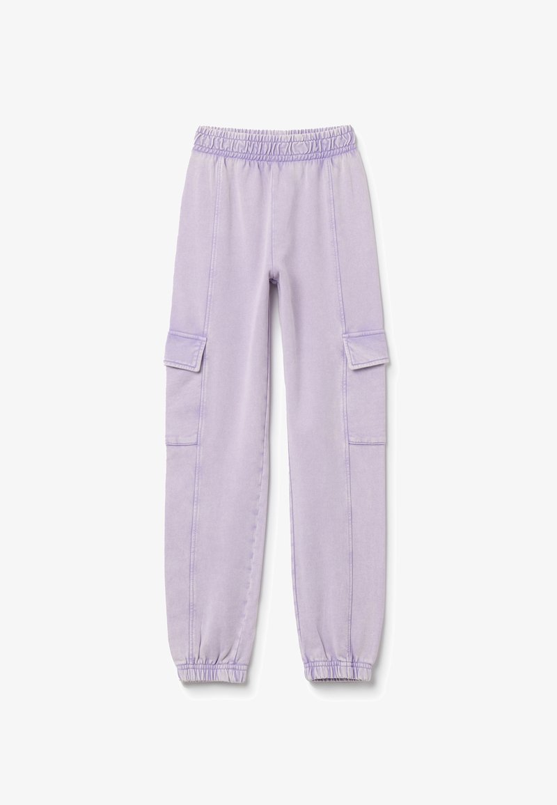 Paars cargobroek met een elastische tailleband, omslagranden en twee zijzakken. Gemaakt van zachte stof met zichtbare stiksels.