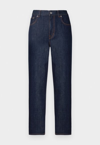 Jeans de mezclilla azul oscuro con corte recto, que cuentan con cinco bolsillos, costuras anaranjadas en contraste y un cierre de botón metálico en la cintura.