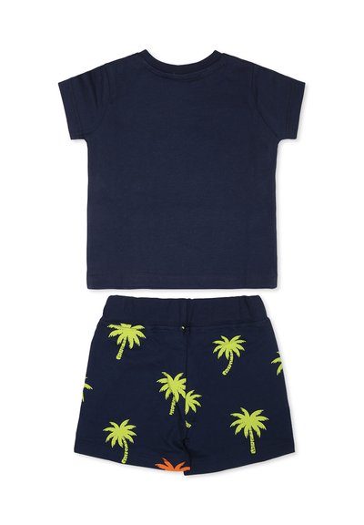 T-shirt in cotone navy a maniche corte abbinato a shorts navy con stampa di palme verdi e dettagli arancioni. Vestibilità morbida e casual.