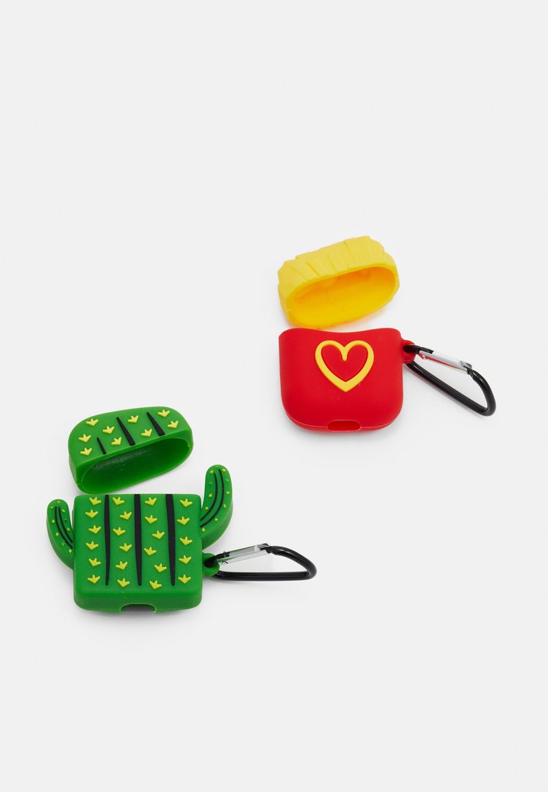 Grønn silikoncactus-formet deksel med gule detaljer og en svart krok, ved siden av et rødt deksel med hjerte-design og gult lokk.