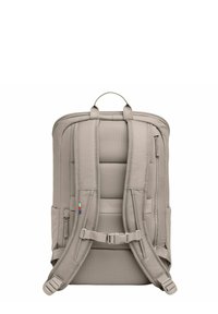 Grijze stoffen rugzak met gewatteerde schouderriemen, mesh detail, meerdere ritszakken, zijcompartimenten en een draagbeugel bovenop.