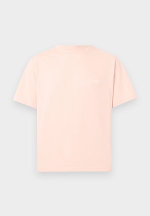 Maglietta a maniche corte rosa chiaro con scollo a girocollo e piccolo testo bianco "ORIGINALS" sulla parte superiore sinistra del petto, mostrata su sfondo semplice.