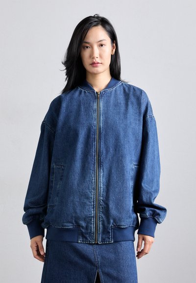 Denim-Bomberjacke, marineblaue Rippbündchen und Saum, Frontreißverschluss, seitliche Taschen, lockere Passform, mittelblaue Farbe, klassisches Design.